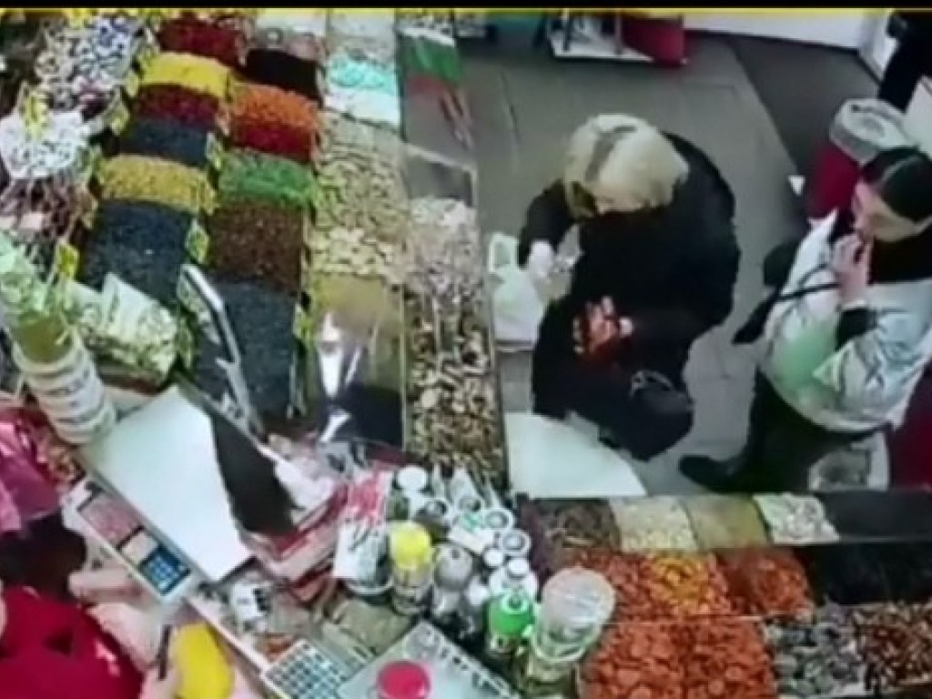 Киевлянка в магазине украла телефон у покупательницы (ВИДЕО)