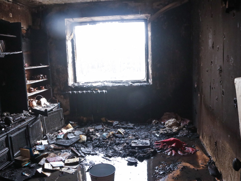 При пожаре на Автозаводской в Киеве погибла пара пенсионеров (ФОТО, ВИДЕО)