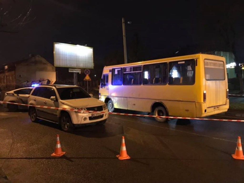 Во Львове 16-летняя девушка угодила под колеса Suzuki и маршрутки: выбраться помогали 12 спасателей (ФОТО, ВИДЕО)