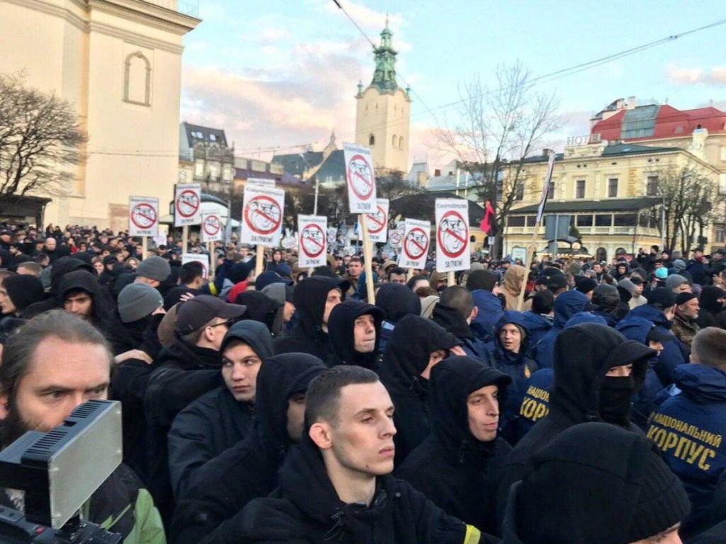 Нацкорпус против Порошенко: Радикалы пикетировали Президента во Львове (ВИДЕО)