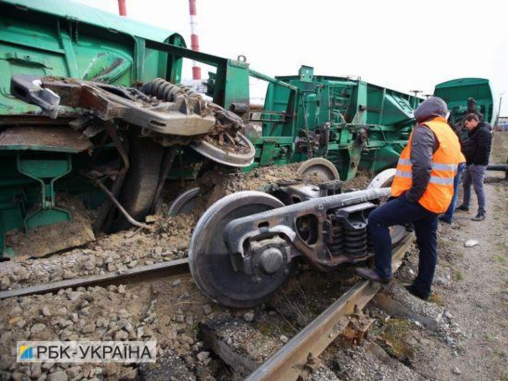 «Укрзализныця» не при чем: Стала известна причина аварии поезда на Выдубичах (ФОТО)