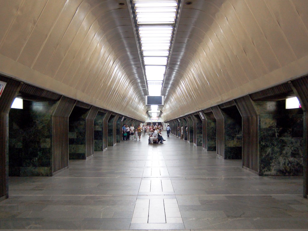 В метро Киева пассажир помочился на платформе: опубликовано скандальное видео