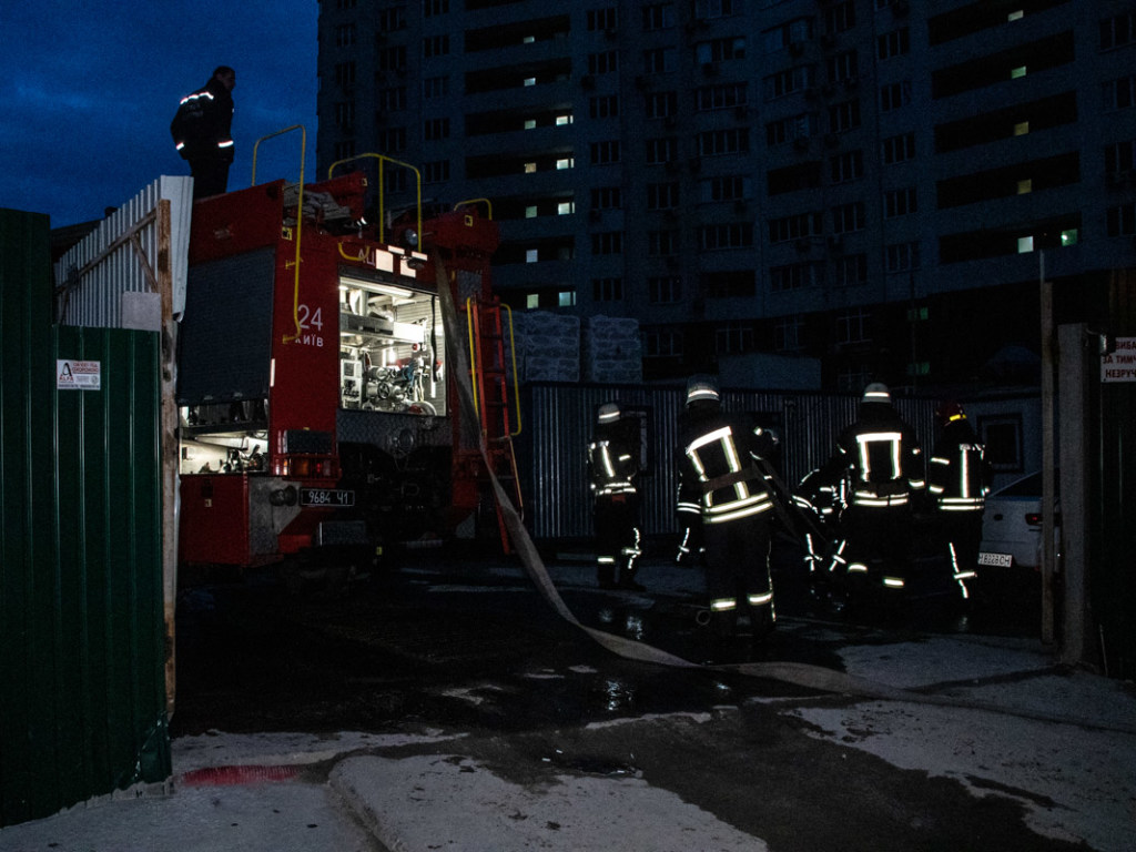 На Позняках в Киеве произошел пожар на стройке (ФОТО)
