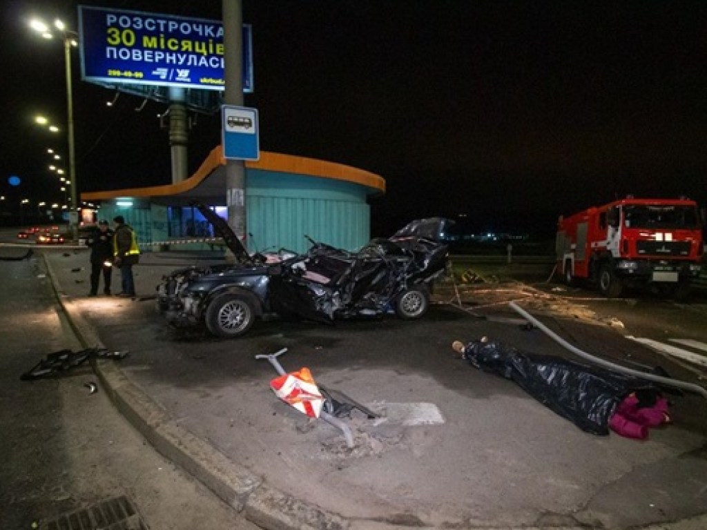 На Северном мосту в Киеве автомобиль врезался в столб: погиб пассажир (ВИДЕО)