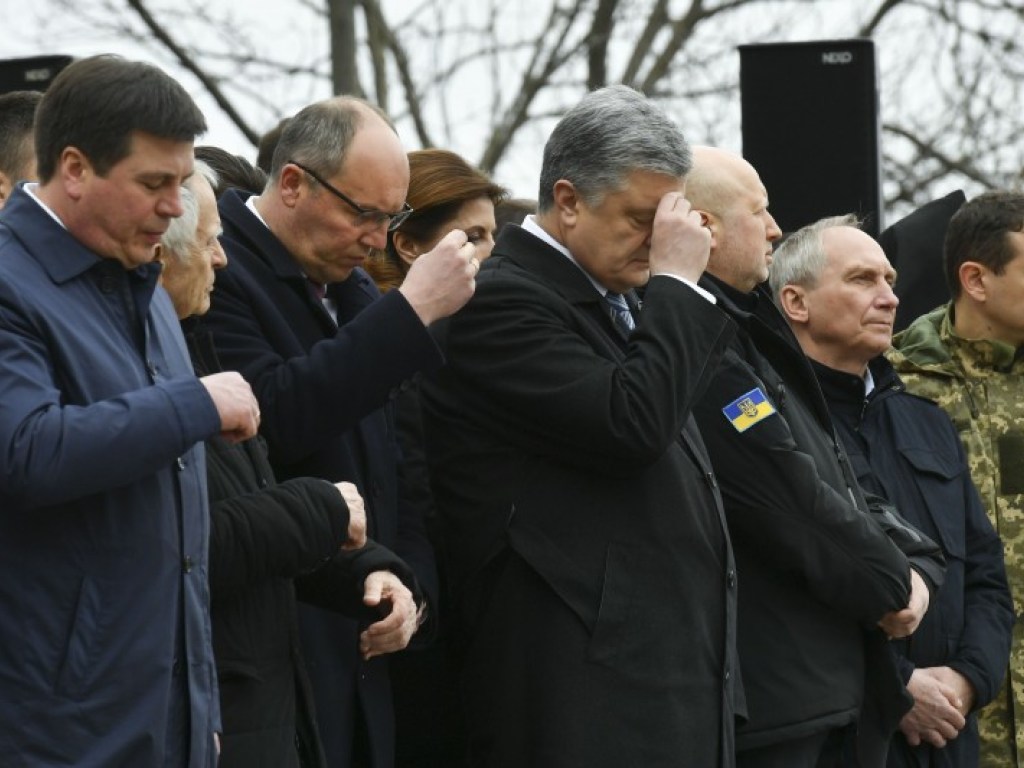В «день тишины» Порошенко посетил массовую молитву на Владимирской горке (ФОТО, ВИДЕО)