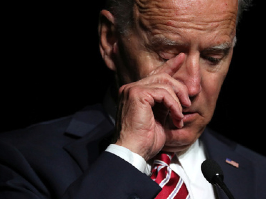 «Нюхал волосы»: бывшего вице-президента США Джо Байдена обвинили в домогательствах