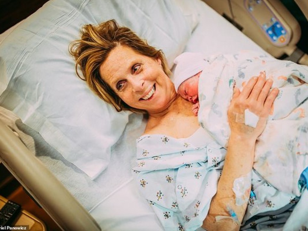 61-летняя американка родила дочь для своего сына-гея (ФОТО)