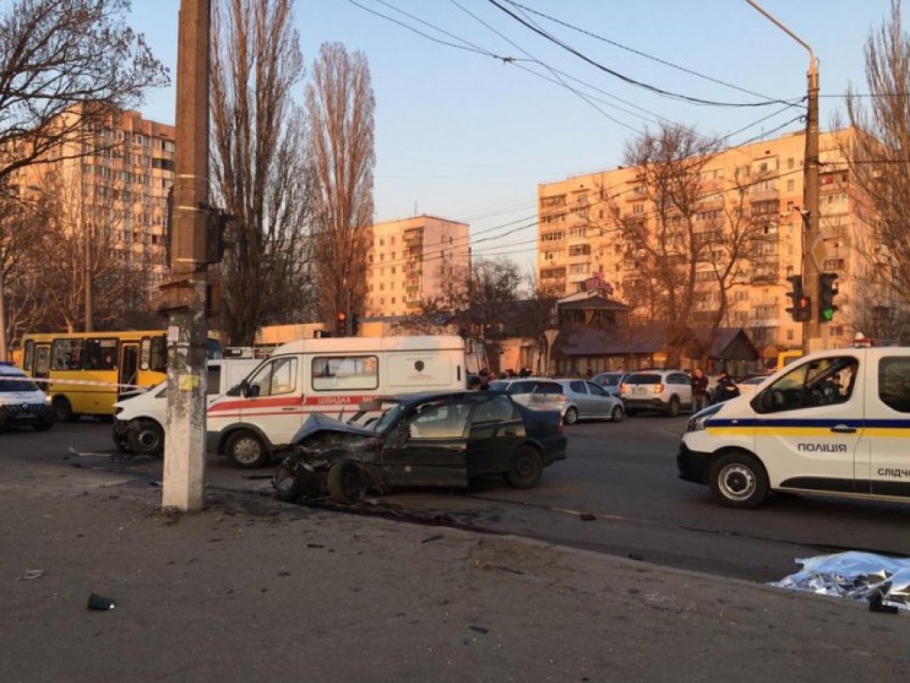 В Одессе автомобиль после ДТП отбросило на бойцов Нацгвардии: один погиб, двое пострадали (ФОТО)