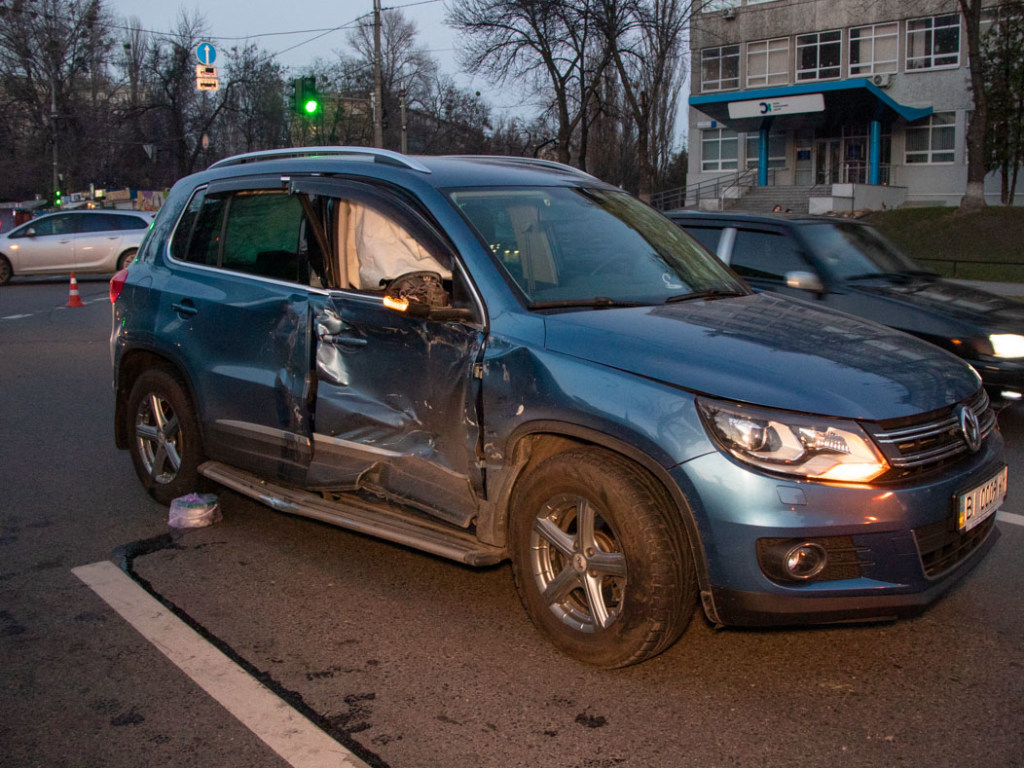 В Голосеевском районе Киева BMW влетел в Volkswagen: есть пострадавшие (ФОТО, ВИДЕО)