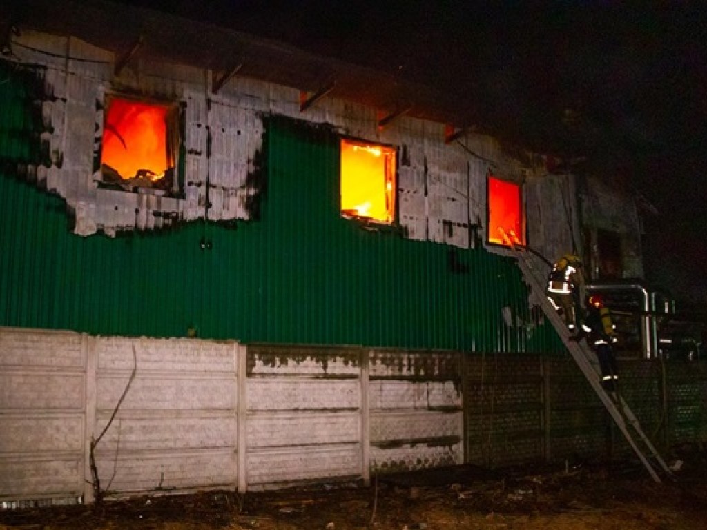 В поселке Ворзель Киевской области потушили пожар на складе с военной экипировкой (ФОТО, ВИДЕО)