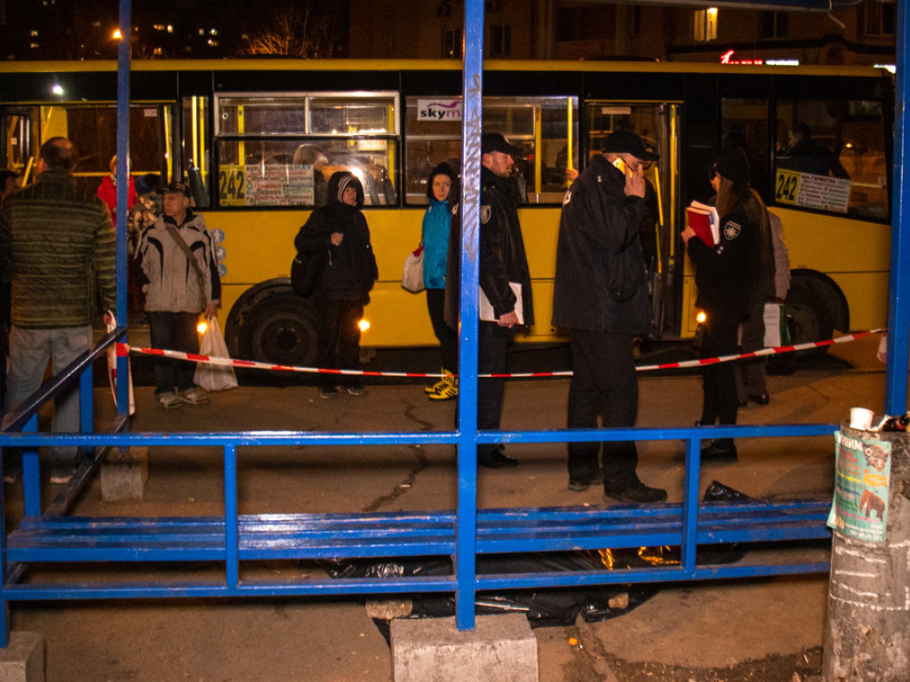 В Киеве на автобусной остановке обнаружили труп мужчины (ФОТО, ВИДЕО)