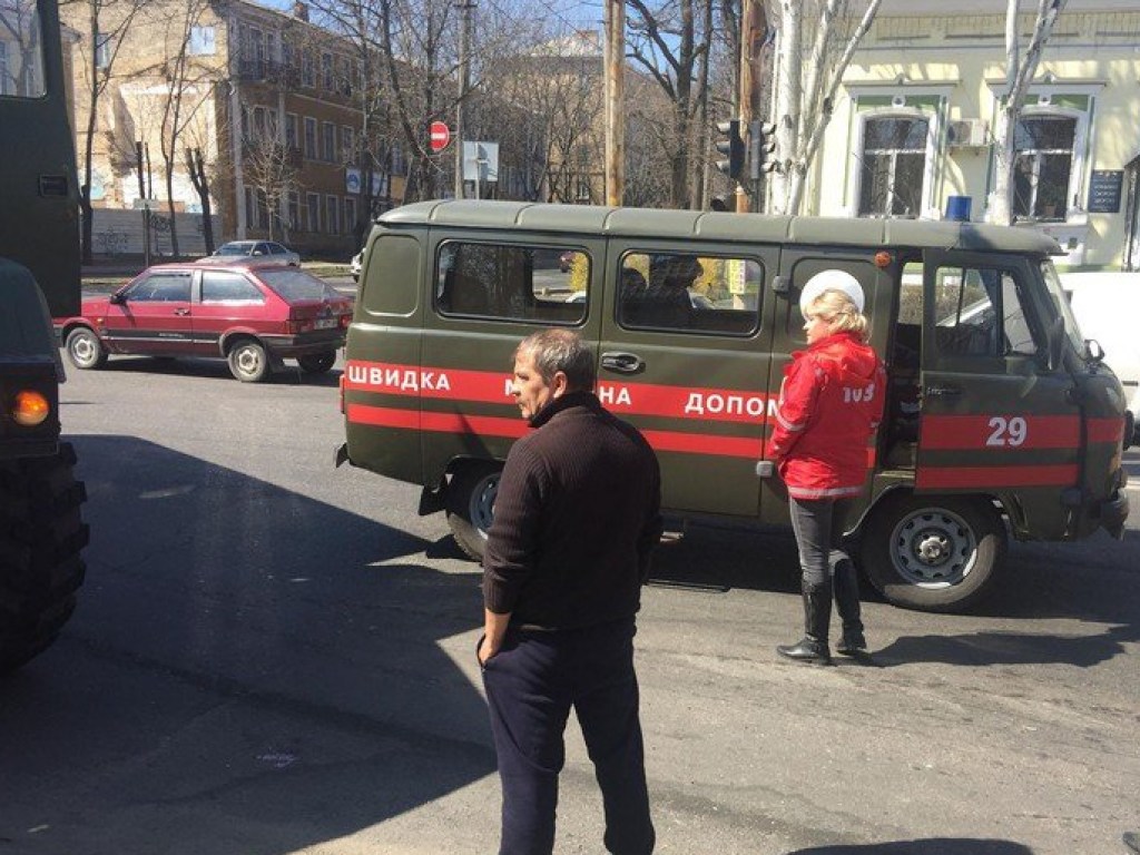 В центре Николаева тягяч с цистерной сбил женщину: бежала через дорогу на красный свет (ФОТО)