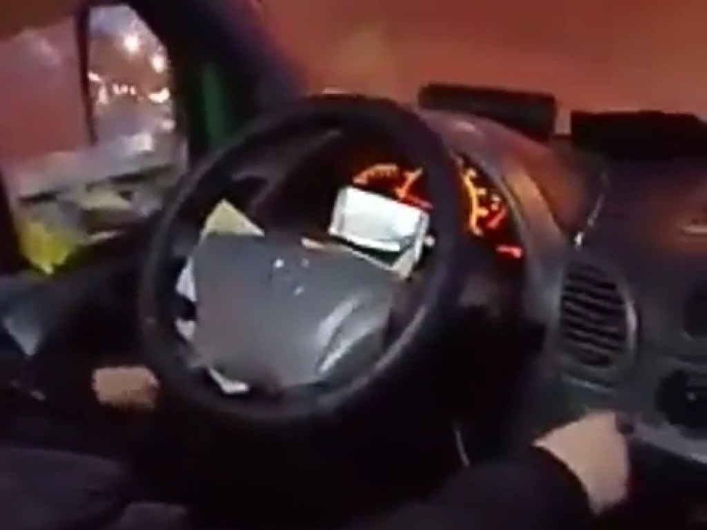 Наглый водитель запорожской маршрутки смотрел видео на смартфоне во время езды (ВИДЕО)