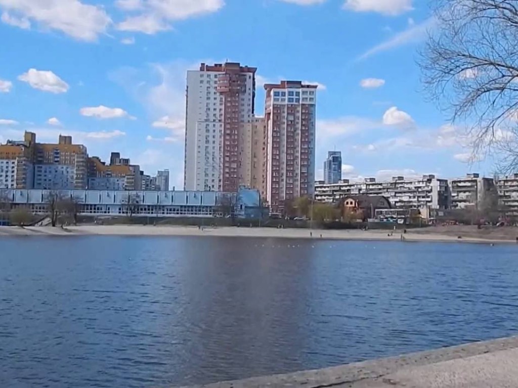 Тонула в озере Тельбин: в Киеве еле успели спасти женщину (ВИДЕО)