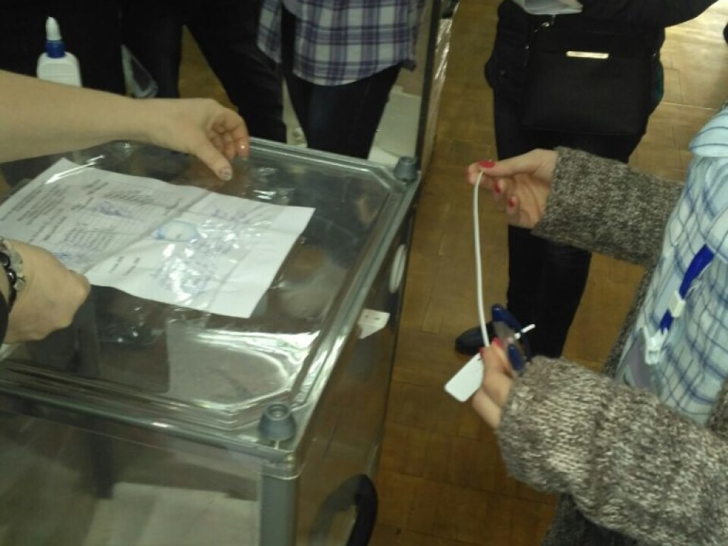 Избиратель повредил урну с бюллетенями в Запорожье (ФОТО)
