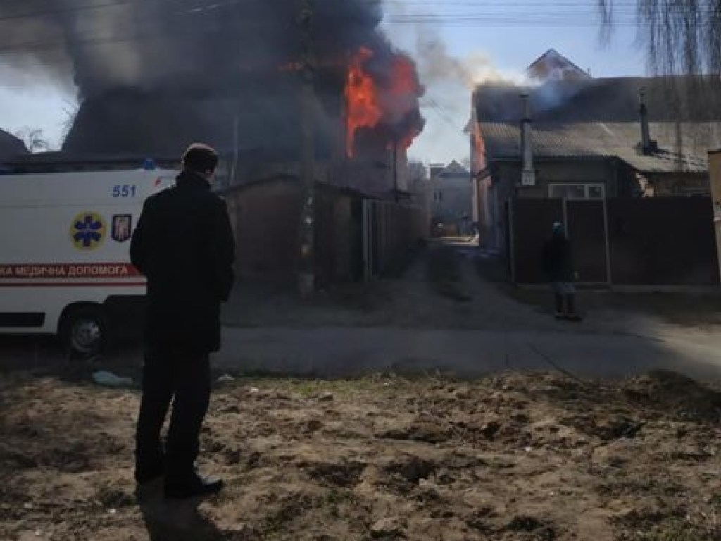 На столичных Новобеличах произошел масштабный пожар: огнем уничтожено два дома (ФОТО, ВИДЕО)