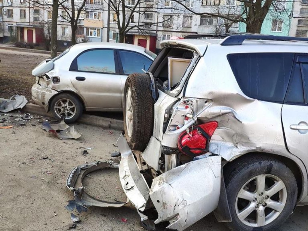 Водитель Lexus повредил 4 припаркованных авто в Харькове (ФОТО)