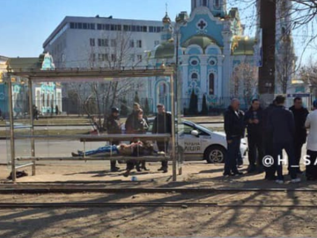 В Харькове на остановке умер мужчина (ФОТО)