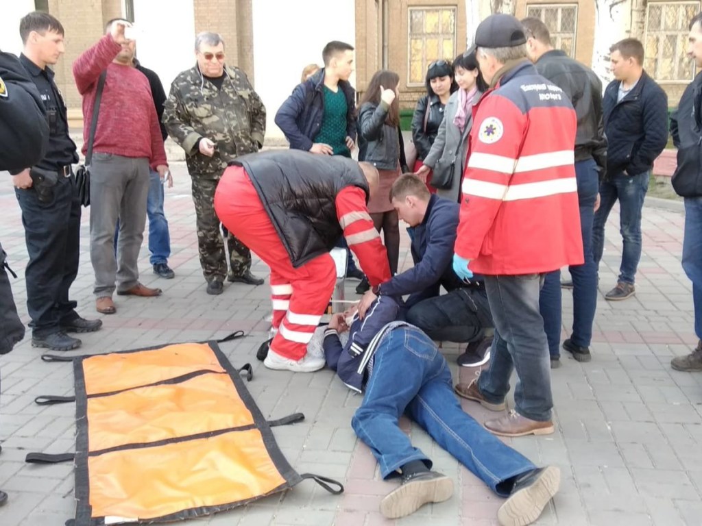 Житель Мелитополя разбил голову на избирательном участке (ФОТО)