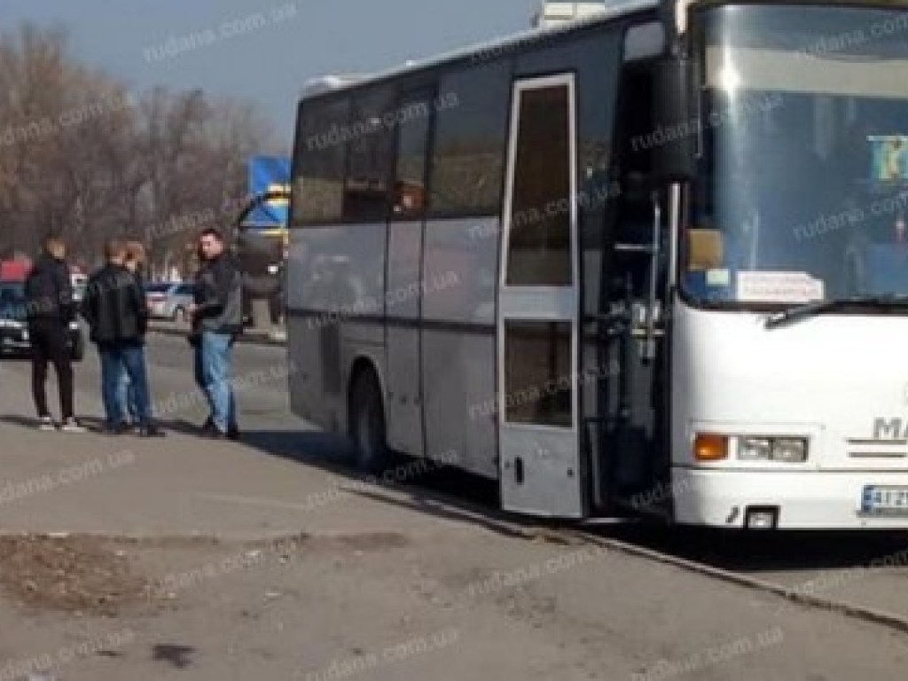 В Кривом Роге у избирательного участка остановили автобус с «титушками» (ФОТО)