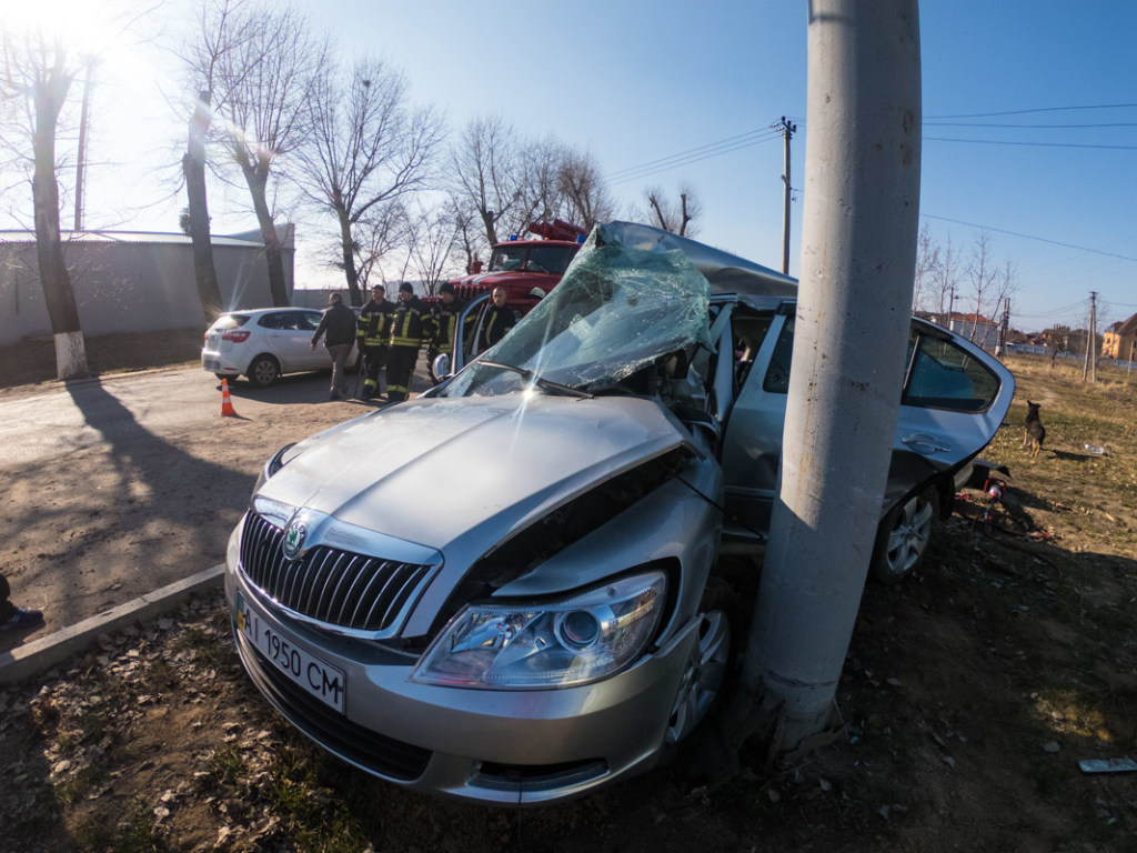 Под Киевом Skoda влетела в рекламный щит: водитель погиб, пассажир в реанимации (ФОТО, ВИДЕО)