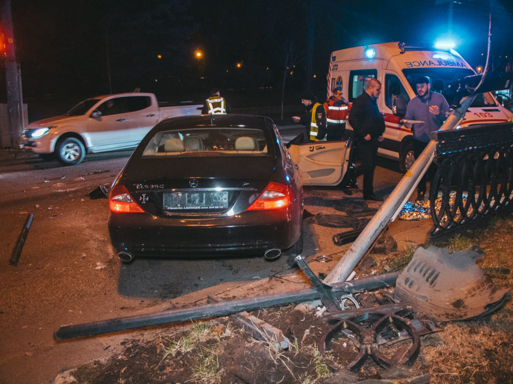 В Киеве Lexus столкнулся с Mercedes: одна машина снесла светофор, а вторая врезалась в здание (ФОТО, ВИДЕО)