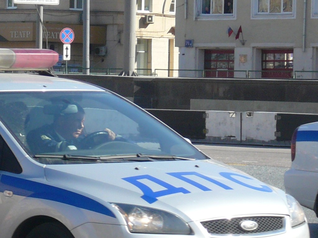 Голый россиянин прыгал на полицейской машине (ВИДЕО)