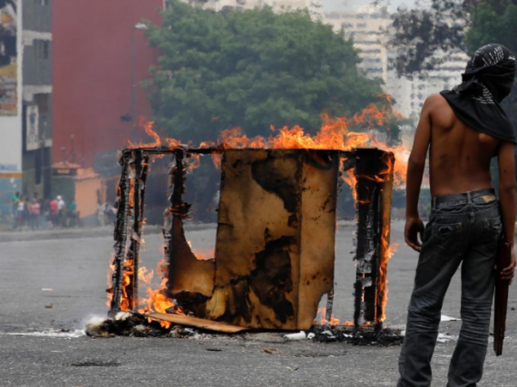 Из-за блэкаута и отключения воды в Венесуэле начался бунт: протестующие открыли стрельбу