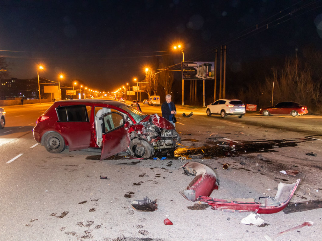 На Запорожском шоссе в Днепре столкнулись 3 иномарки: пострадали 3 человека (ФОТО, ВИДЕО)