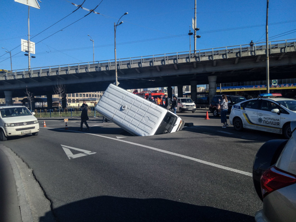 В Киеве микроавтобус на ходу провалился в яму: образовалась пробка (ФОТО)