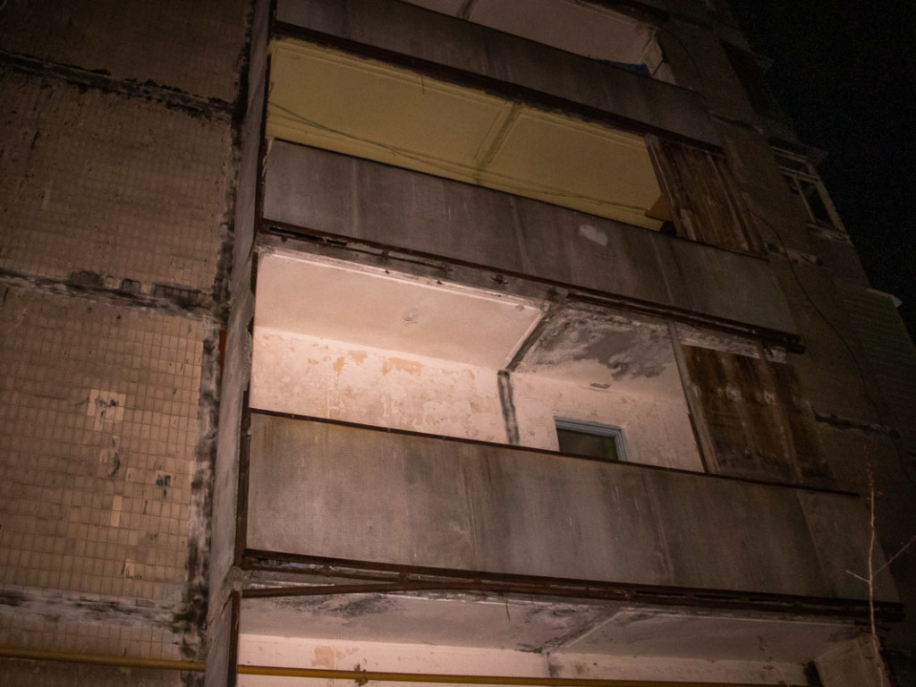 В Киеве пожилой мужчина в трусах выпал с балкона многоэтажки (ФОТО, ВИДЕО)