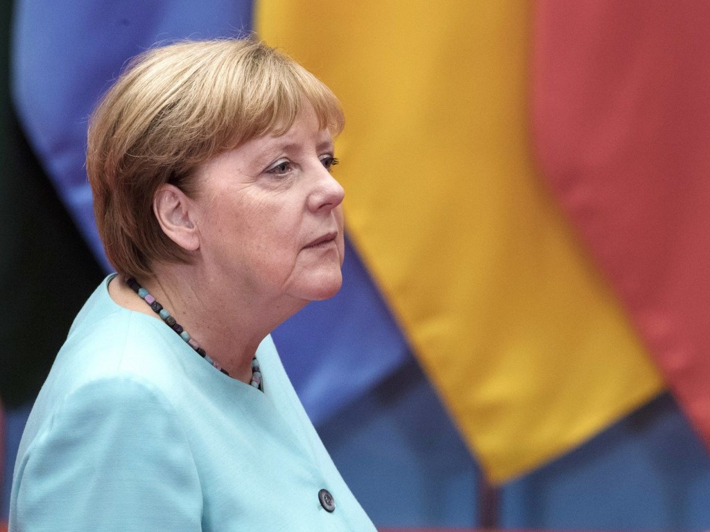 Меркель поздравила Порошенко с выходом во второй тур