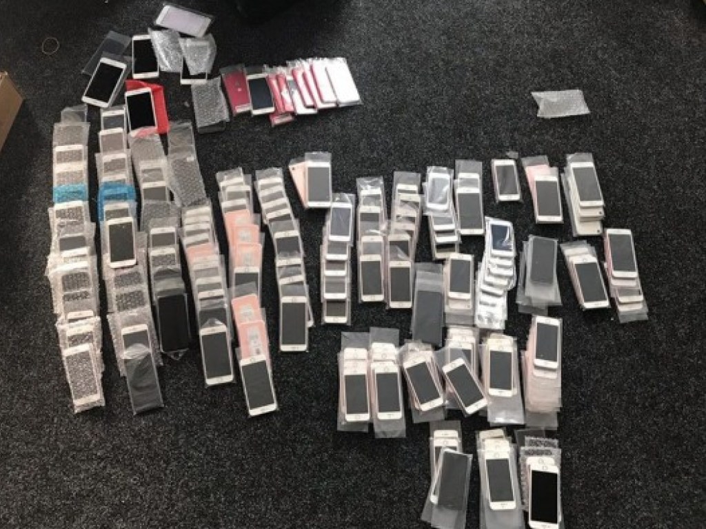 На китайских деталях: Киевлянин изготовил около 1000 поддельных iPhone (ФОТО)