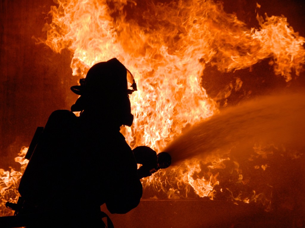 В Днепре сгорел жилой дом: мужчина получил ожоги 96% тела