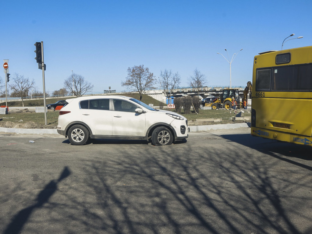 В Киеве произошло ДТП: столкнулись автобус и авто с ребенком в салоне (ФОТО, ВИДЕО)