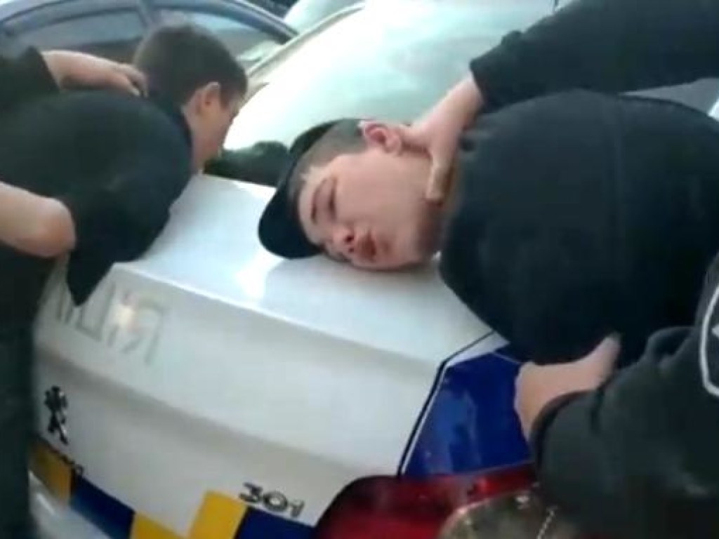 В Киеве на Лыбидской пьяные подростки полезли в драку с охранниками магазина (ФОТО, ВИДЕО)