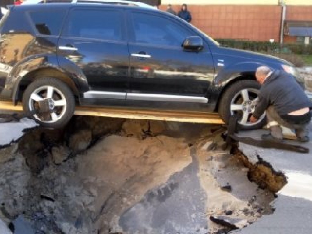 В Киеве под припаркованным авто образовалась огромная яма из-за прорыва трубы (ФОТО, ВИДЕО)