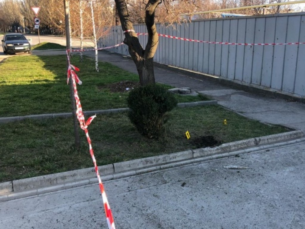 В Запорожье дети нашли на улице гранату и бросили ее: один мальчик погиб, второй в реанимации