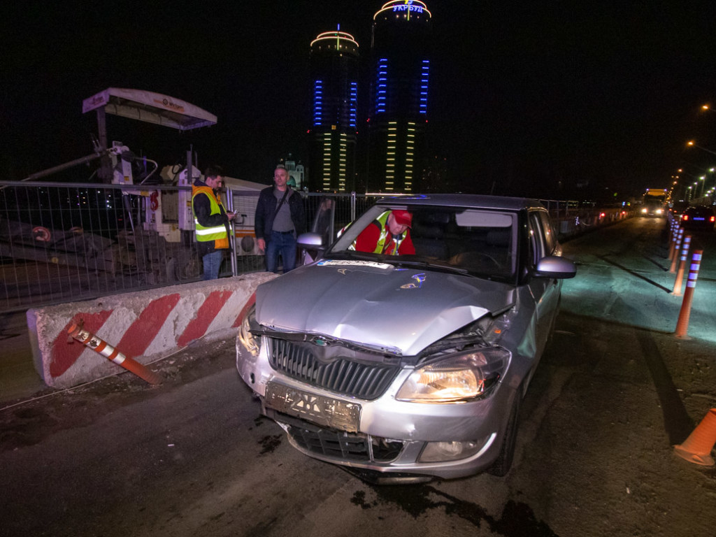 В Киеве пьяный водитель Uber врезался в легковушку: на мосту Метро образовалась пробка (ФОТО, ВИДЕО)