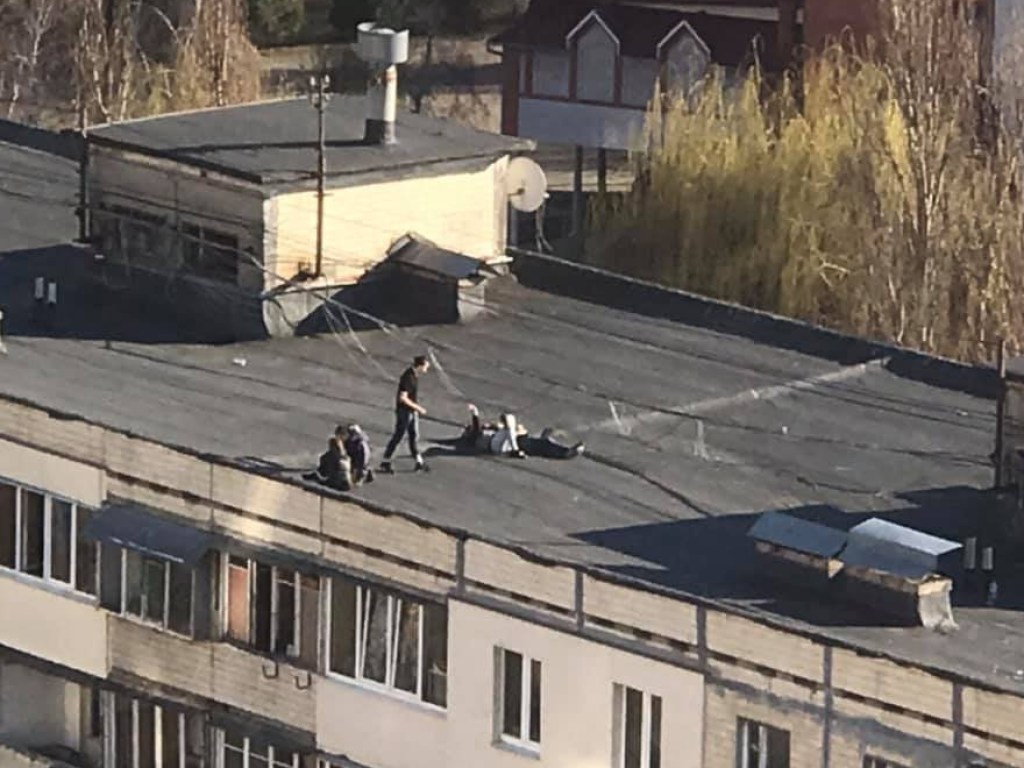 Подростков поймали за опасным развлечением на крыше многоэтажки (ФОТО) 