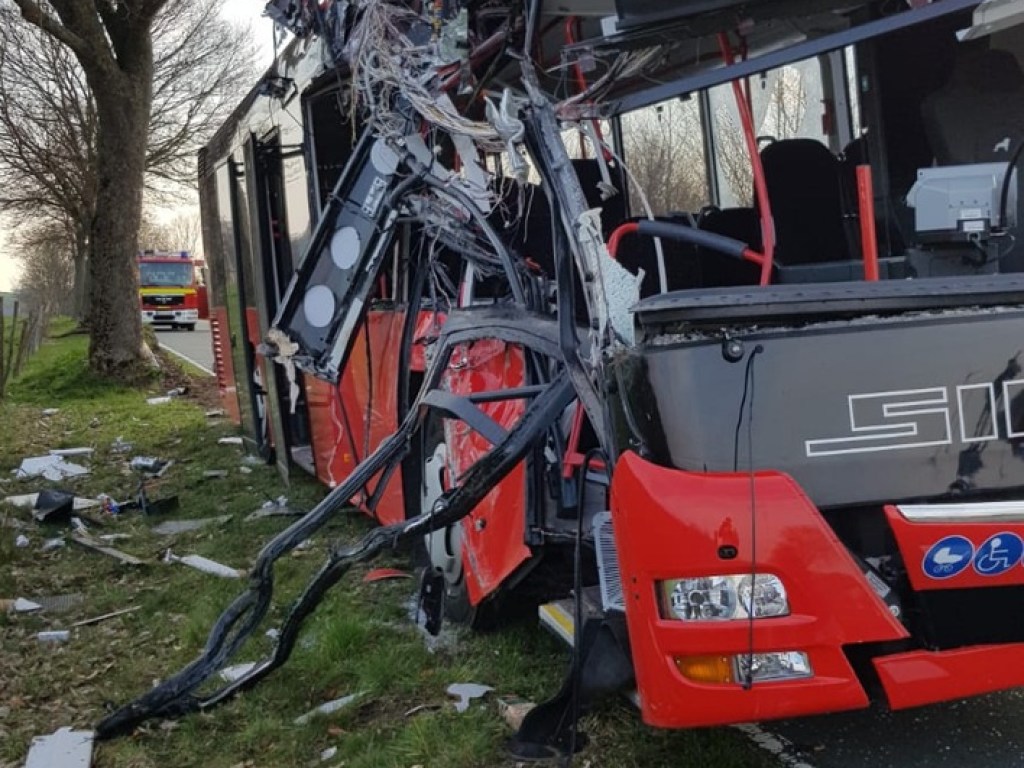 Автобус со школьниками разбился в Германии: пострадали 30 человек