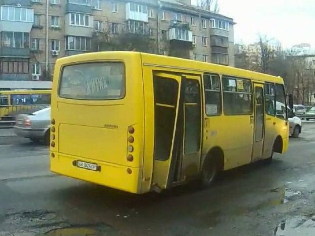 Ездит по встречке: водителя киевской маршрутки поймали на грубом нарушении ПДД (ВИДЕО)