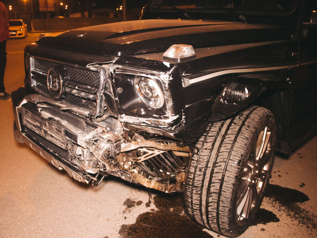 В Киеве пьяный водитель «Гелендвагена» врезался в Mitsubishi на парковке и заперся в салоне авто (ФОТО, ВИДЕО)