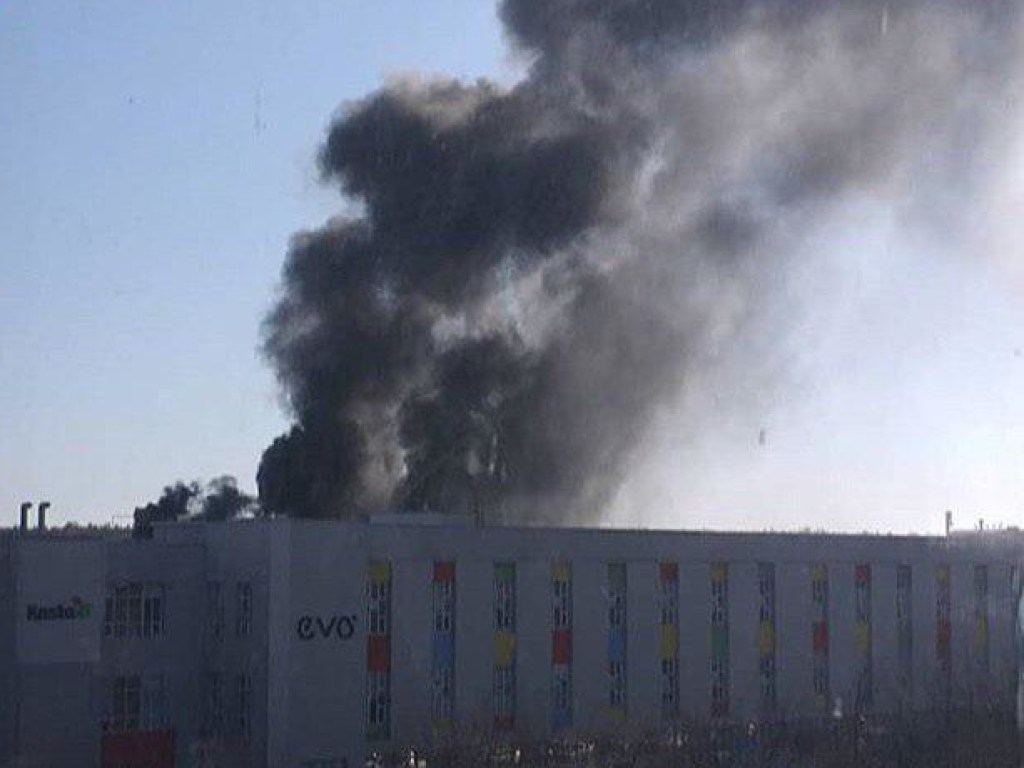 На Харьковском шоссе в Киеве горел бизнес-центр, есть пострадавшие (ФОТО, ВИДЕО)