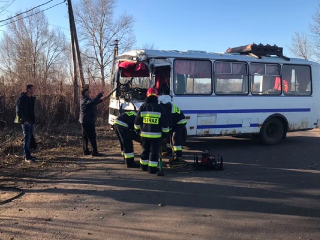 В Черниговской области автобус с пассажирами врезался в грузовик (ФОТО)
