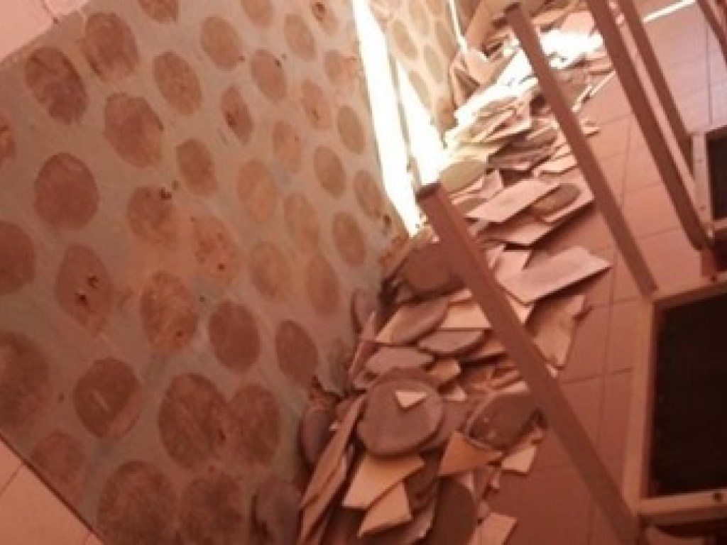 ЧП в школе под Киевом: на 12-летнего ученика рухнула плитка с остатками цемента