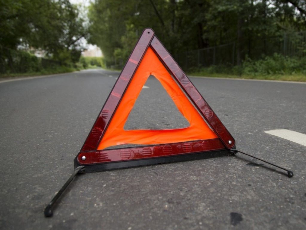 В Ровенской области произошло ДТП: автомобиль врезался в дерево, пострадали дети (ФОТО)