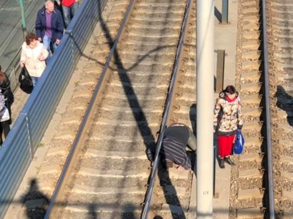 В Киеве у НАУ мужчина спрыгнул с моста под трамвай (ФОТО)