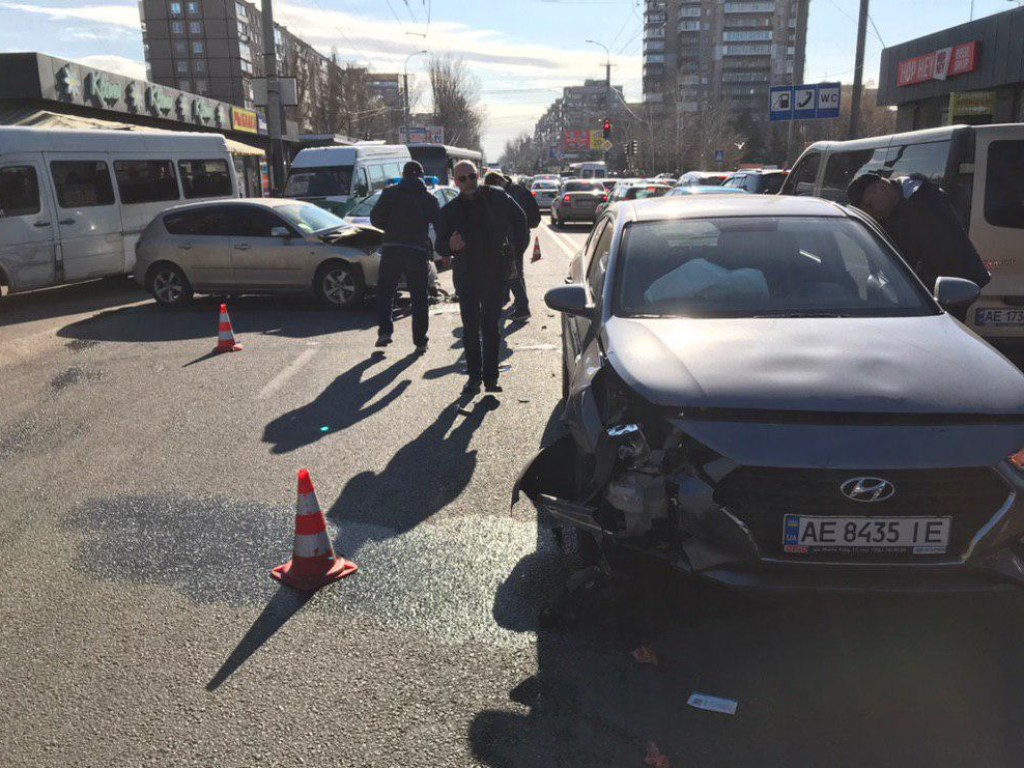 ДТП в Днепре: столкнулись Mazda и Hyundai (ФОТО)