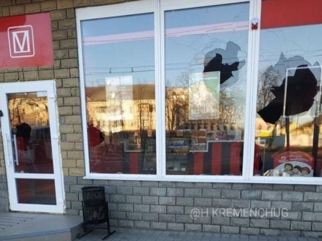 В Кременчуге разгромили витрину пивного магазина (ФОТО)